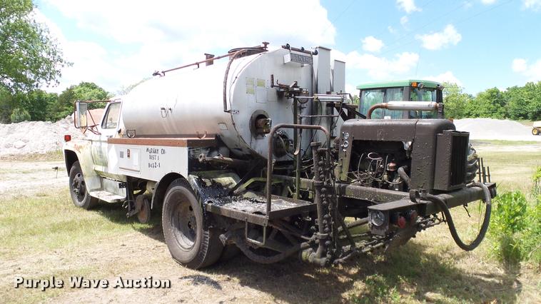 image for item DA6122 1977 Ford F600 oil distributor truck