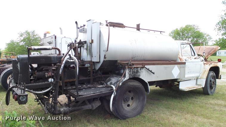 image for item DA6122 1977 Ford F600 oil distributor truck