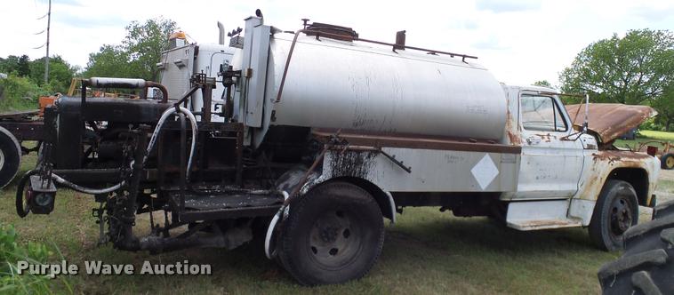 image for item DA6122 1977 Ford F600 oil distributor truck