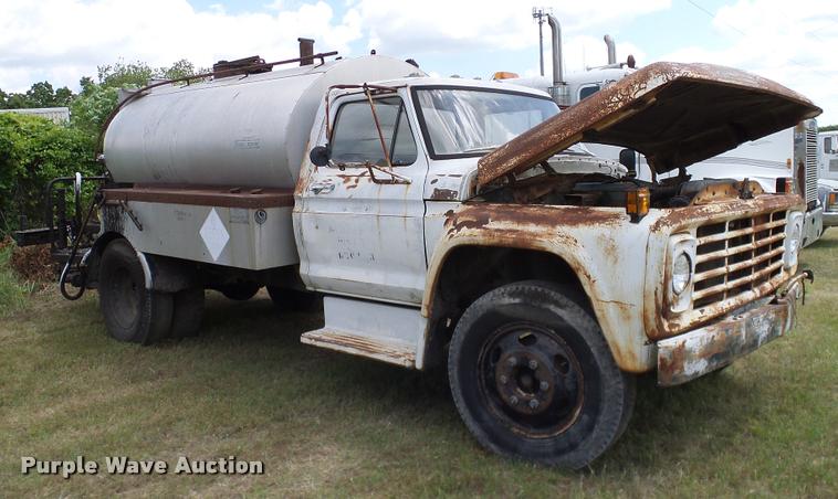 image for item DA6122 1977 Ford F600 oil distributor truck