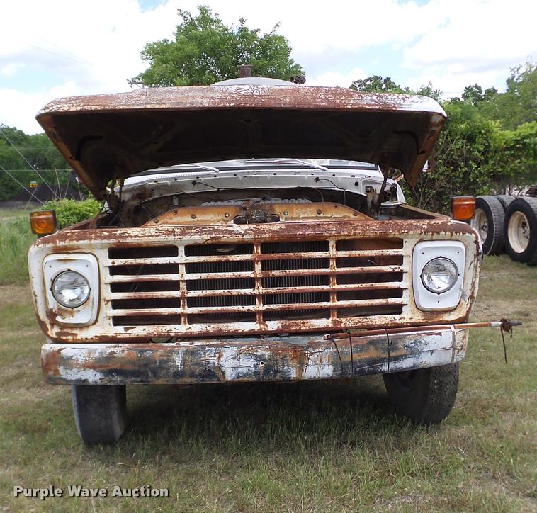 image for item DA6122 1977 Ford F600 oil distributor truck