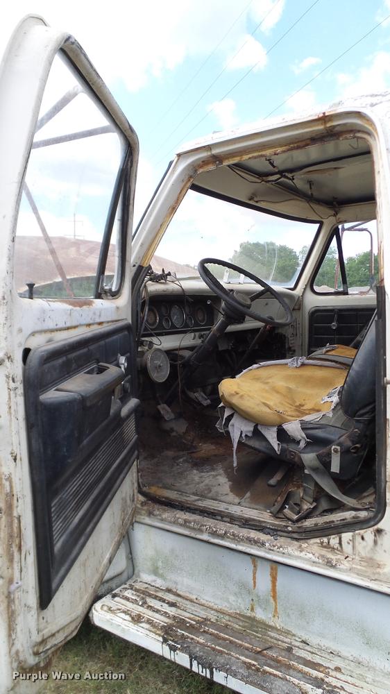 image for item DA6122 1977 Ford F600 oil distributor truck