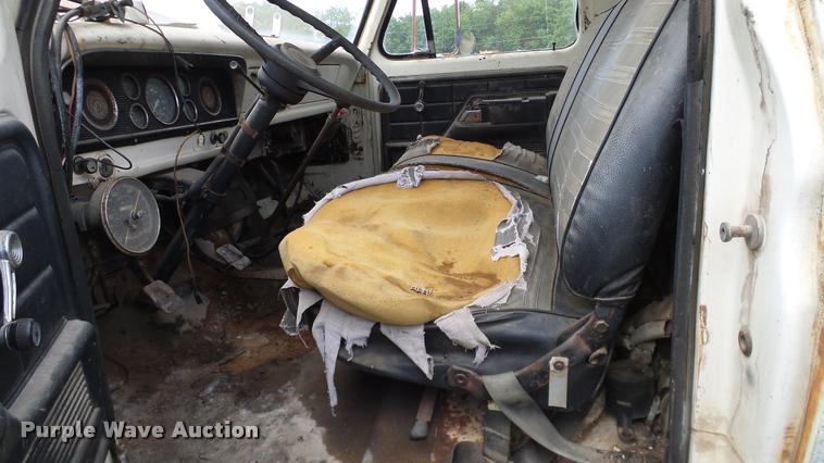 image for item DA6122 1977 Ford F600 oil distributor truck