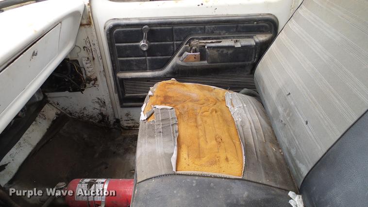 image for item DA6122 1977 Ford F600 oil distributor truck