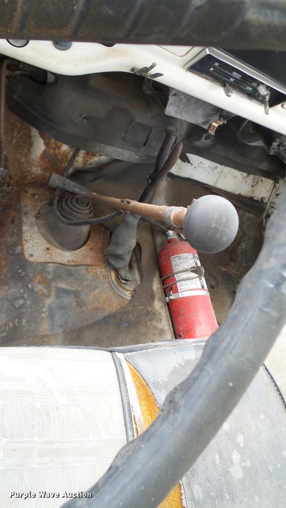 image for item DA6122 1977 Ford F600 oil distributor truck