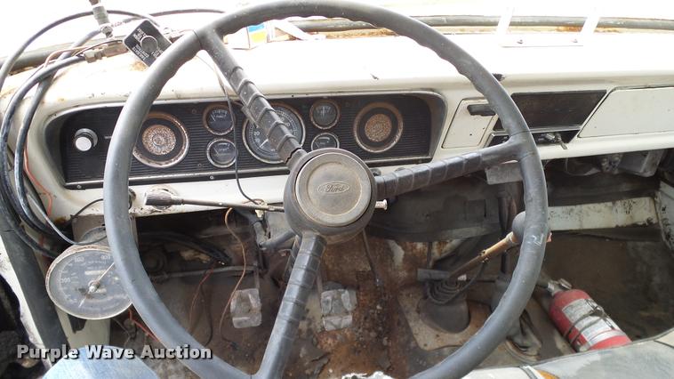 image for item DA6122 1977 Ford F600 oil distributor truck