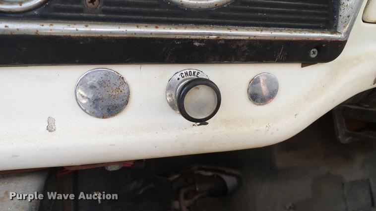 image for item DA6122 1977 Ford F600 oil distributor truck