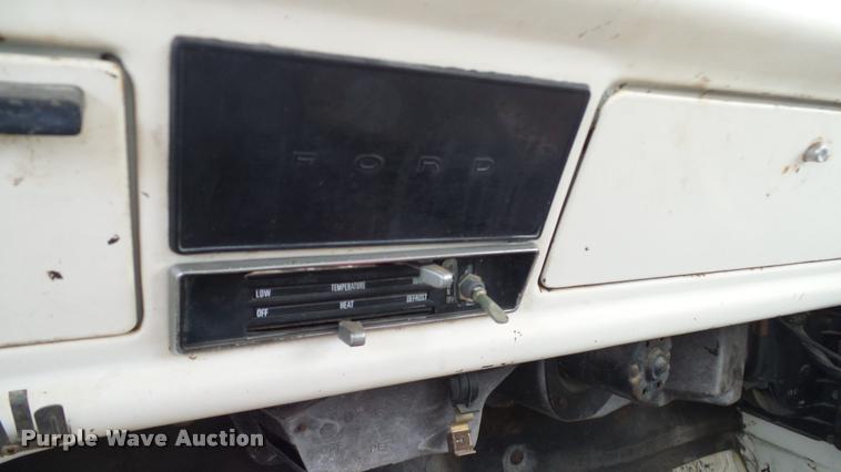 image for item DA6122 1977 Ford F600 oil distributor truck