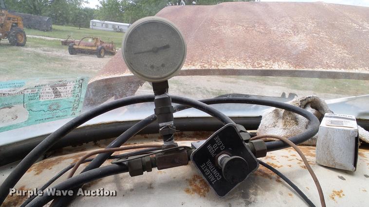 image for item DA6122 1977 Ford F600 oil distributor truck