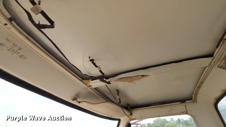 image for item DA6122 1977 Ford F600 oil distributor truck