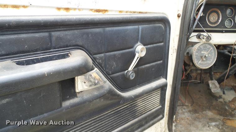 image for item DA6122 1977 Ford F600 oil distributor truck