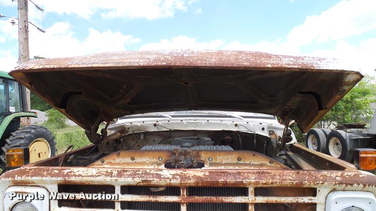 image for item DA6122 1977 Ford F600 oil distributor truck