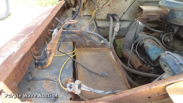 image for item DA6122 1977 Ford F600 oil distributor truck