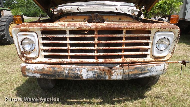 image for item DA6122 1977 Ford F600 oil distributor truck