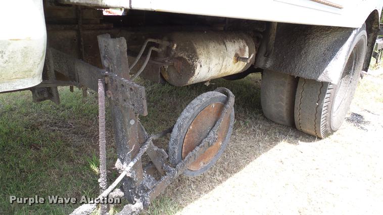 image for item DA6122 1977 Ford F600 oil distributor truck