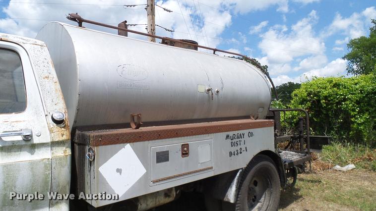 image for item DA6122 1977 Ford F600 oil distributor truck