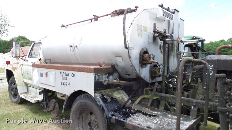 image for item DA6122 1977 Ford F600 oil distributor truck