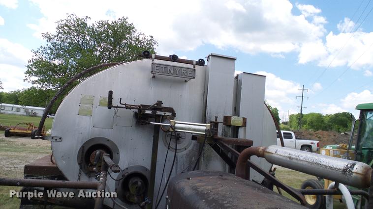 image for item DA6122 1977 Ford F600 oil distributor truck