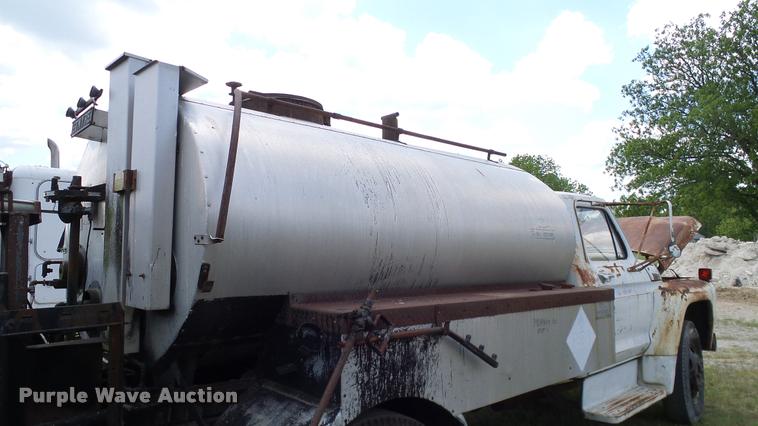 image for item DA6122 1977 Ford F600 oil distributor truck