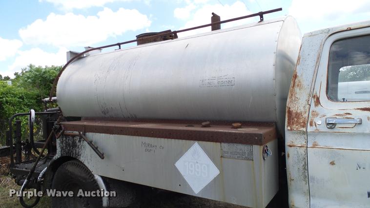 image for item DA6122 1977 Ford F600 oil distributor truck