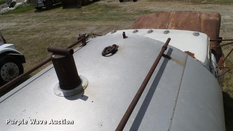 image for item DA6122 1977 Ford F600 oil distributor truck