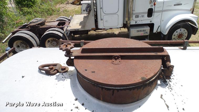 image for item DA6122 1977 Ford F600 oil distributor truck