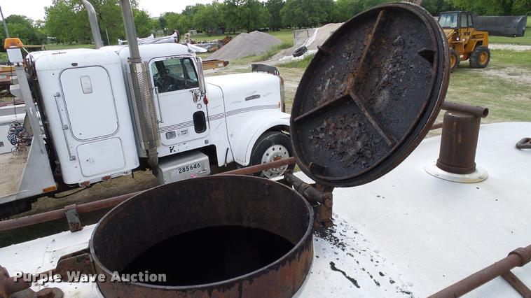 image for item DA6122 1977 Ford F600 oil distributor truck