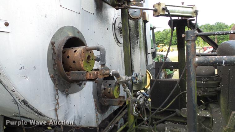 image for item DA6122 1977 Ford F600 oil distributor truck