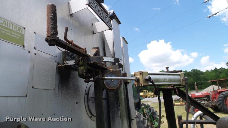 image for item DA6122 1977 Ford F600 oil distributor truck