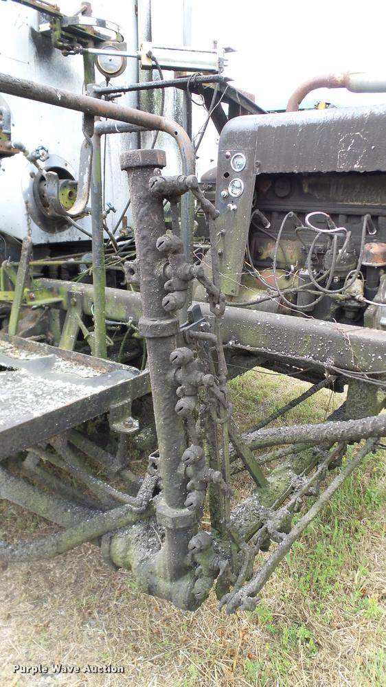 image for item DA6122 1977 Ford F600 oil distributor truck