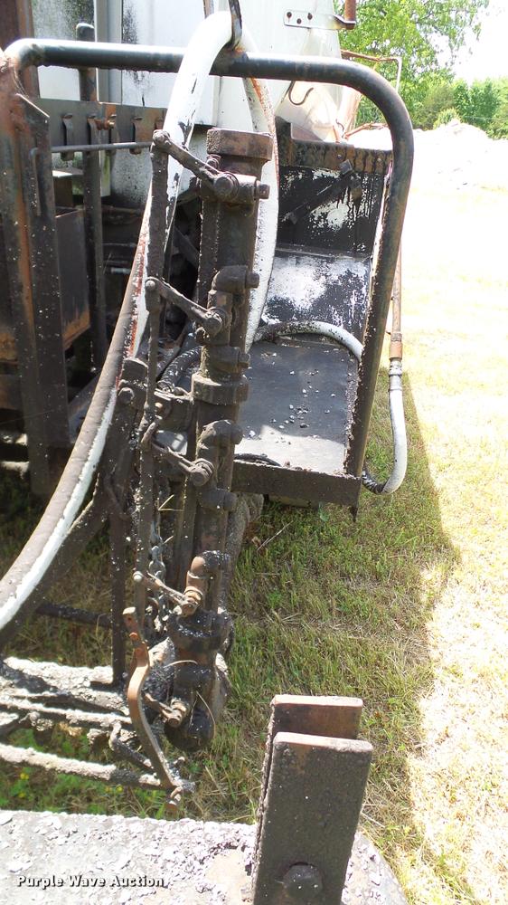 image for item DA6122 1977 Ford F600 oil distributor truck