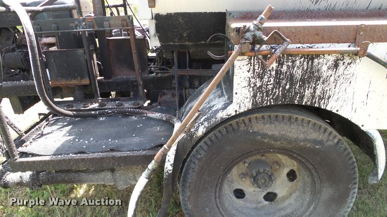 image for item DA6122 1977 Ford F600 oil distributor truck