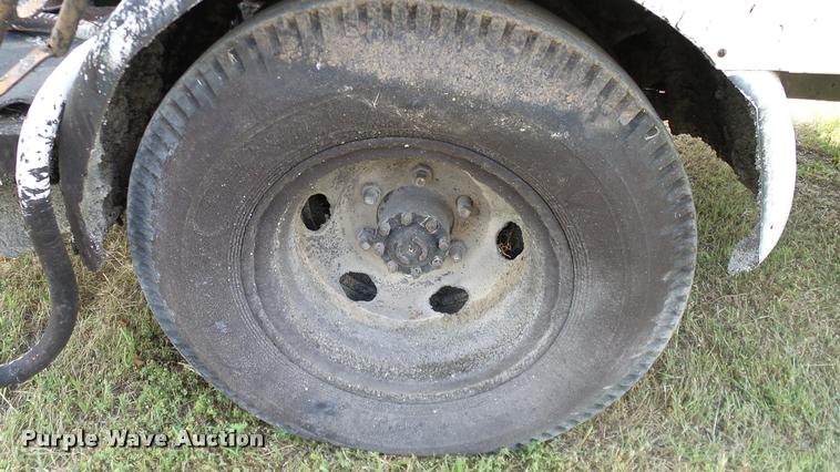 image for item DA6122 1977 Ford F600 oil distributor truck