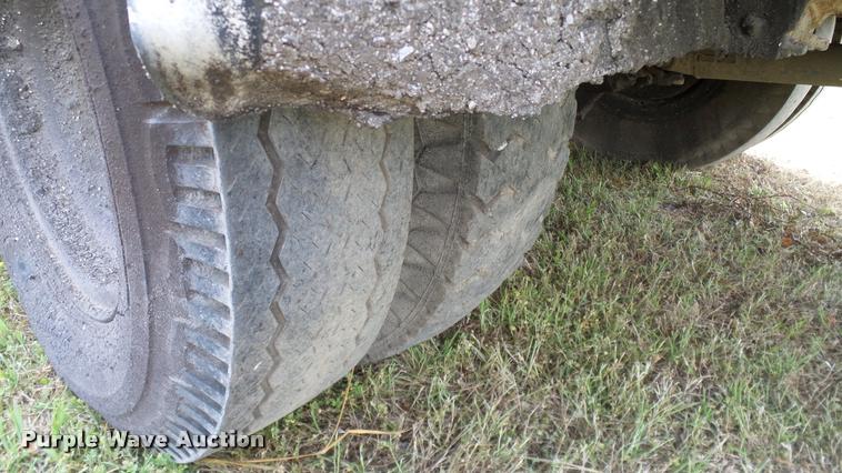 image for item DA6122 1977 Ford F600 oil distributor truck