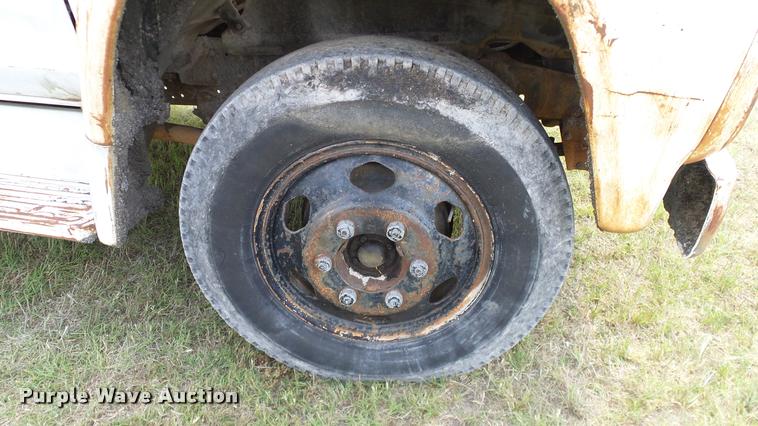 image for item DA6122 1977 Ford F600 oil distributor truck