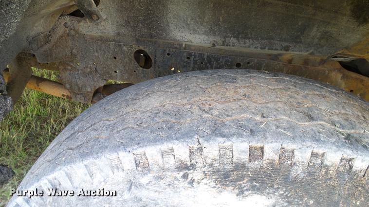 image for item DA6122 1977 Ford F600 oil distributor truck