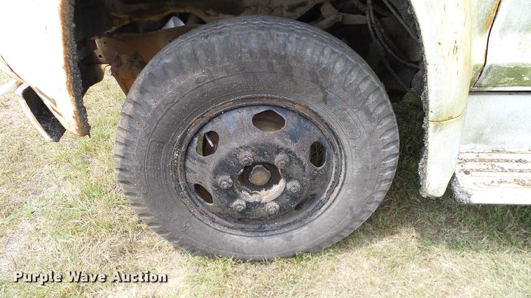 image for item DA6122 1977 Ford F600 oil distributor truck