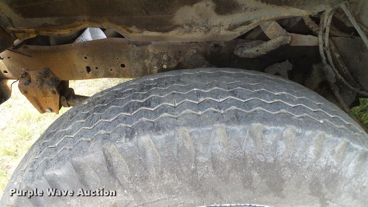 image for item DA6122 1977 Ford F600 oil distributor truck