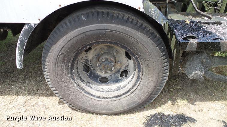 image for item DA6122 1977 Ford F600 oil distributor truck