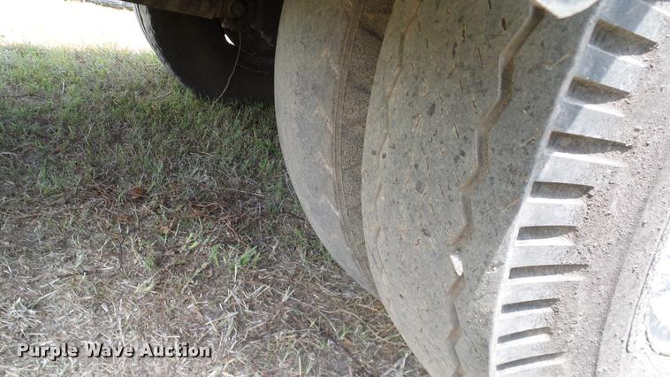 image for item DA6122 1977 Ford F600 oil distributor truck