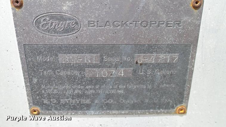 image for item DA6122 1977 Ford F600 oil distributor truck