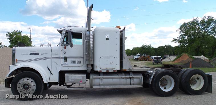 image for item DA6123 1986 Freightliner FLC semi truck