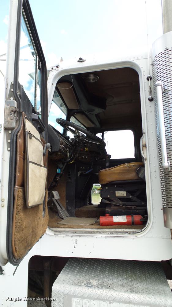 image for item DA6123 1986 Freightliner FLC semi truck