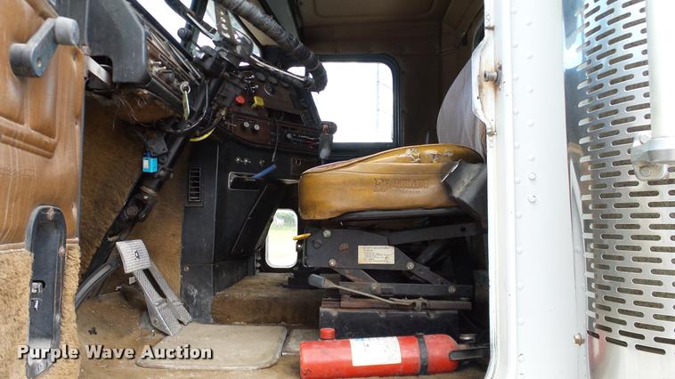 image for item DA6123 1986 Freightliner FLC semi truck