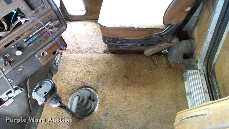 image for item DA6123 1986 Freightliner FLC semi truck