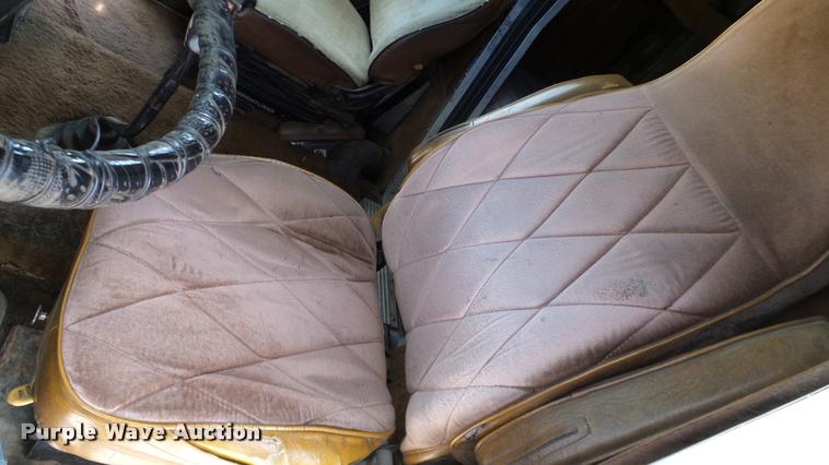 image for item DA6123 1986 Freightliner FLC semi truck