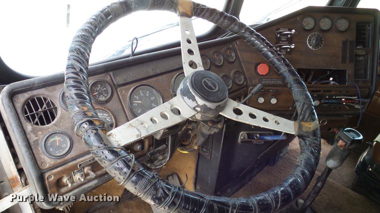 image for item DA6123 1986 Freightliner FLC semi truck