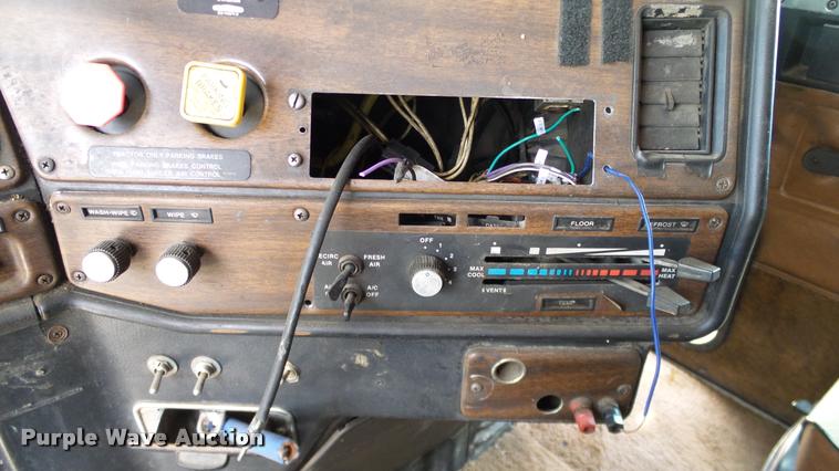 image for item DA6123 1986 Freightliner FLC semi truck