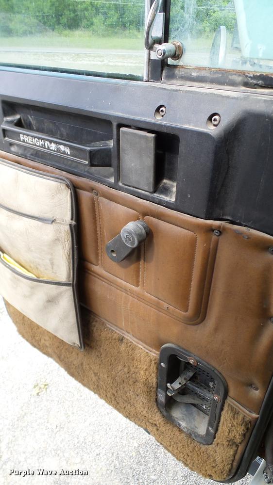 image for item DA6123 1986 Freightliner FLC semi truck