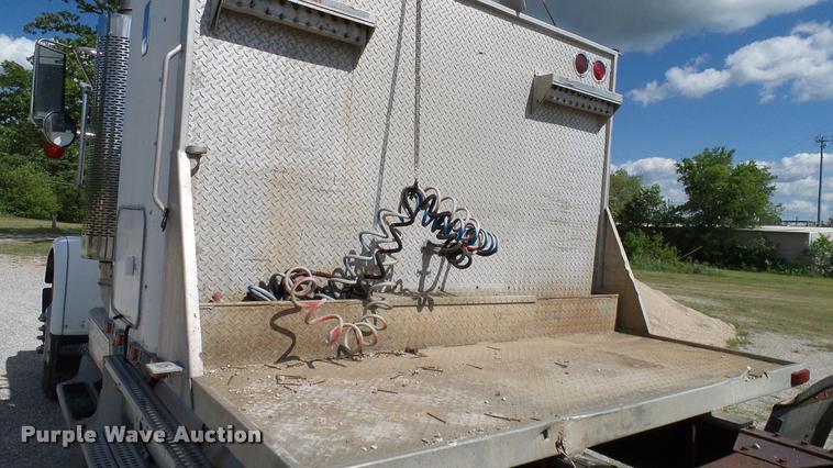 image for item DA6123 1986 Freightliner FLC semi truck